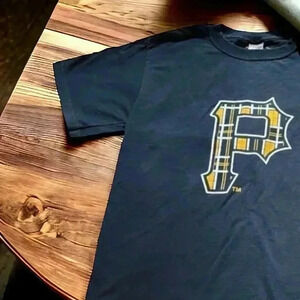Men’s  Pittsburgh Pirates Consol Energy MLB Baseball Men's Small T-Shirt Black.
